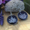 Pendientes de resina UV y acero hipoalergénico con alga coralina encapsuladas, hecho a mano en Malas Herbas Artesanía, artesanos gallegos.