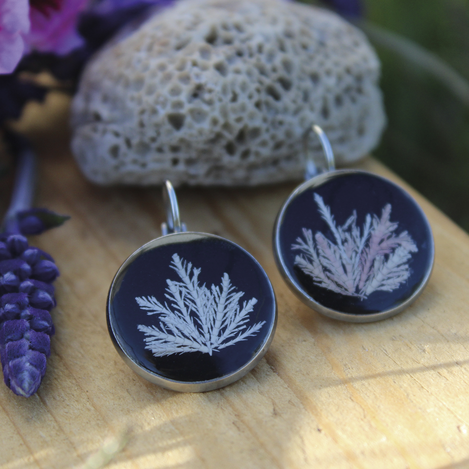 Pendientes de resina UV y acero hipoalergénico con alga coralina encapsuladas, hecho a mano en Malas Herbas Artesanía, artesanos gallegos.