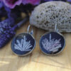 Pendientes de resina UV y acero hipoalergénico con alga coralina encapsuladas, hecho a mano en Malas Herbas Artesanía, artesanos gallegos.