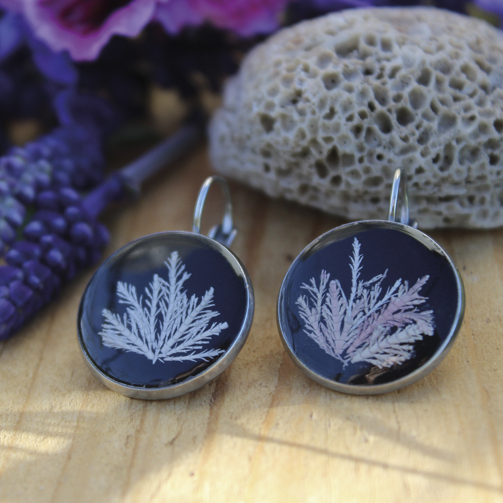 Pendientes de resina UV y acero hipoalergénico con alga coralina encapsuladas, hecho a mano en Malas Herbas Artesanía, artesanos gallegos.