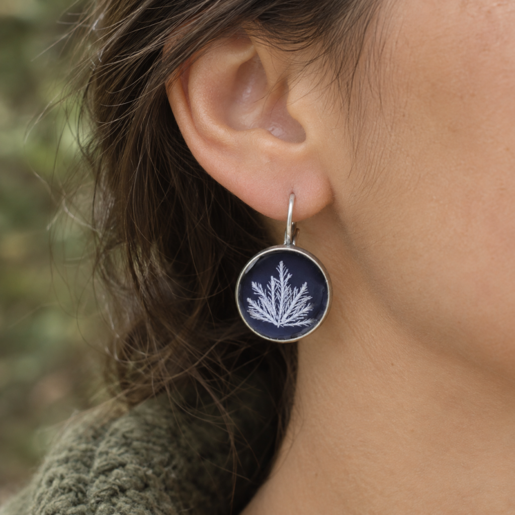 Pendientes de resina UV y acero hipoalergénico con alga coralina encapsuladas, hecho a mano en Malas Herbas Artesanía, artesanos gallegos.