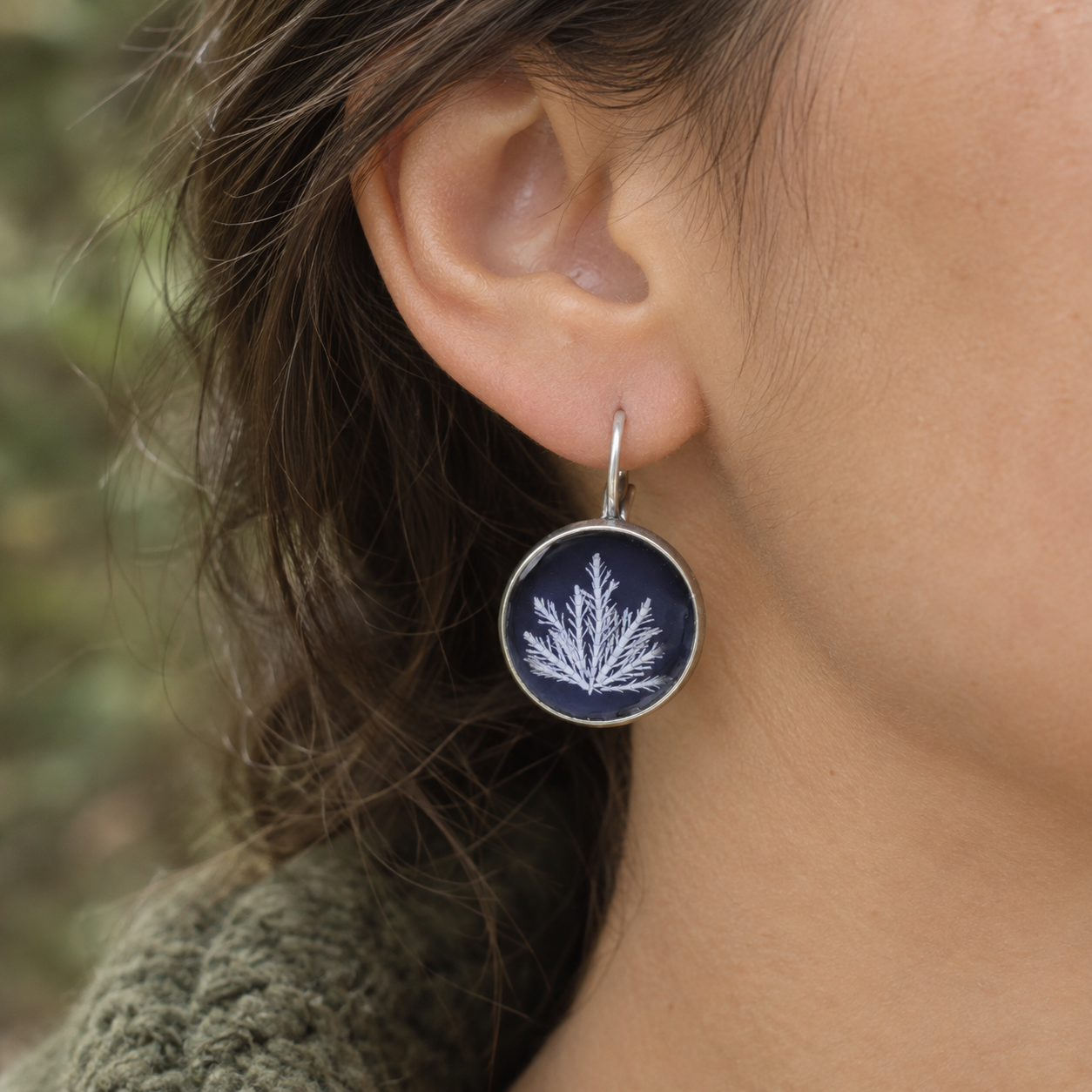 Pendientes de resina UV y acero hipoalergénico con alga coralina encapsuladas, hecho a mano en Malas Herbas Artesanía, artesanos gallegos.