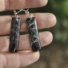 Pendientes alargados de resina UV y acero hipoalergénico con semillas de diente de león, hechos a mano en Malas Herbas Artesanía, artesanos gallegos.
