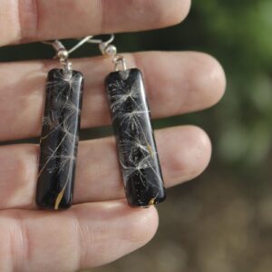 Pendientes alargados de resina UV y acero hipoalergénico con semillas de diente de león, hechos a mano en Malas Herbas Artesanía, artesanos gallegos.