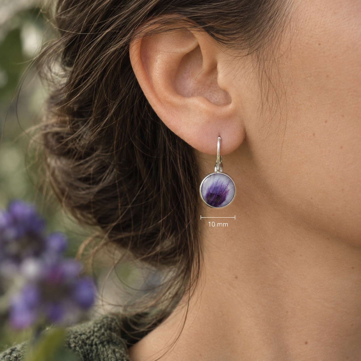 Pendientes redondos de acero hipoalergénico con pétalo de geranio natural encapsulado en resina, disponibles en cuatro tamaños, hechos a mano en Malas Herbas Artesanía, artesanos gallegos.