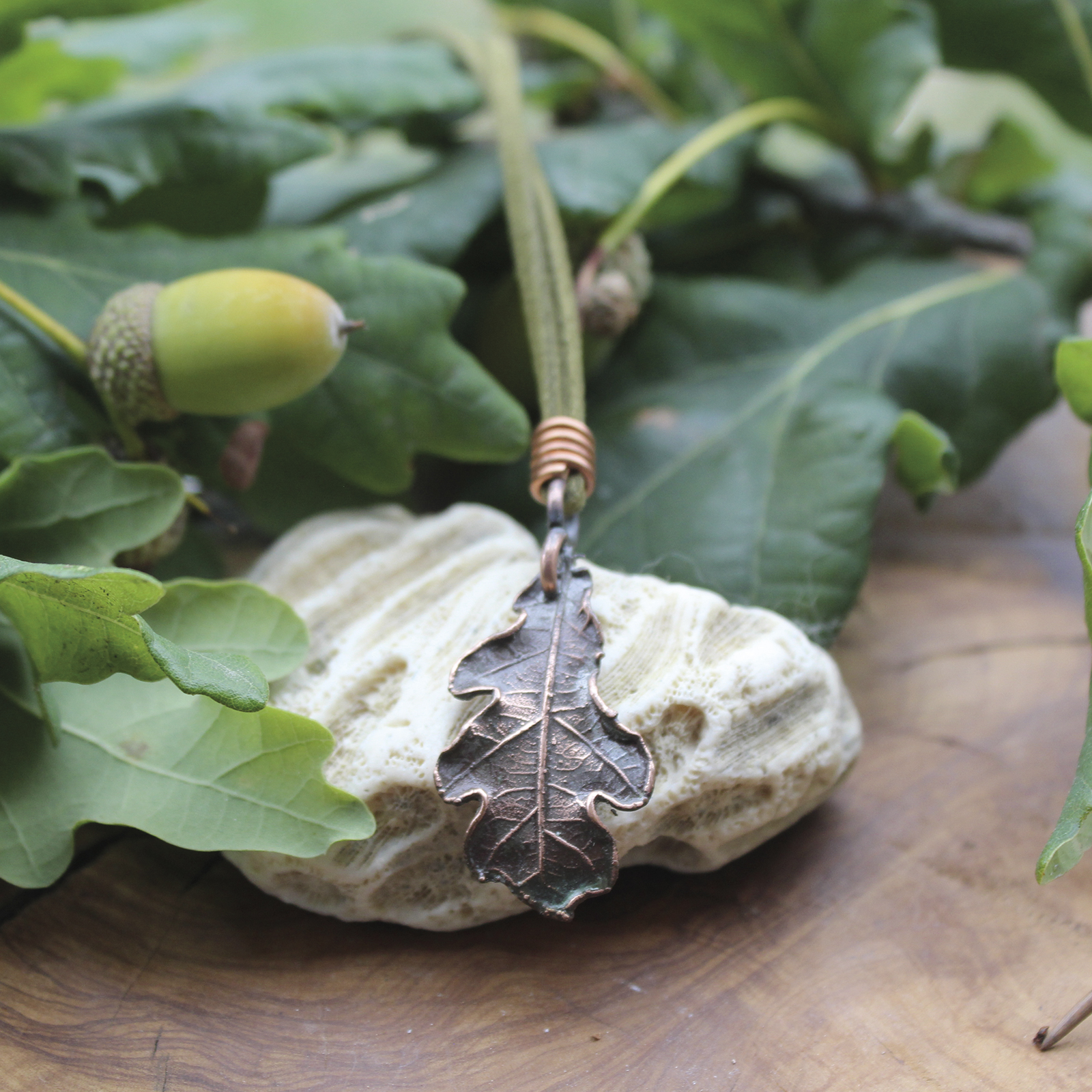 Colgante hoja de carballo en cobre Nº 1 hecho con electroforming, cordón de antelina verde – Malas Herbas Artesanía Galicia