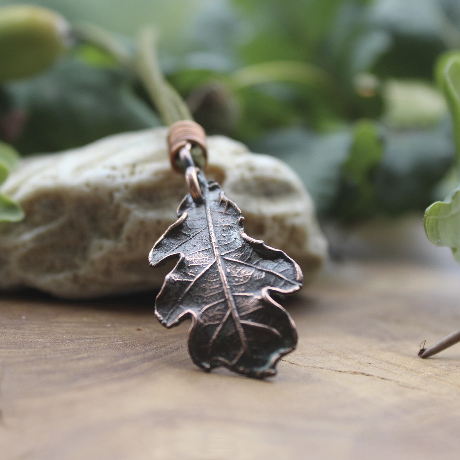 Colgante hoja de carballo en cobre Nº 1 hecho con electroforming, cordón de antelina verde – Malas Herbas Artesanía Galicia