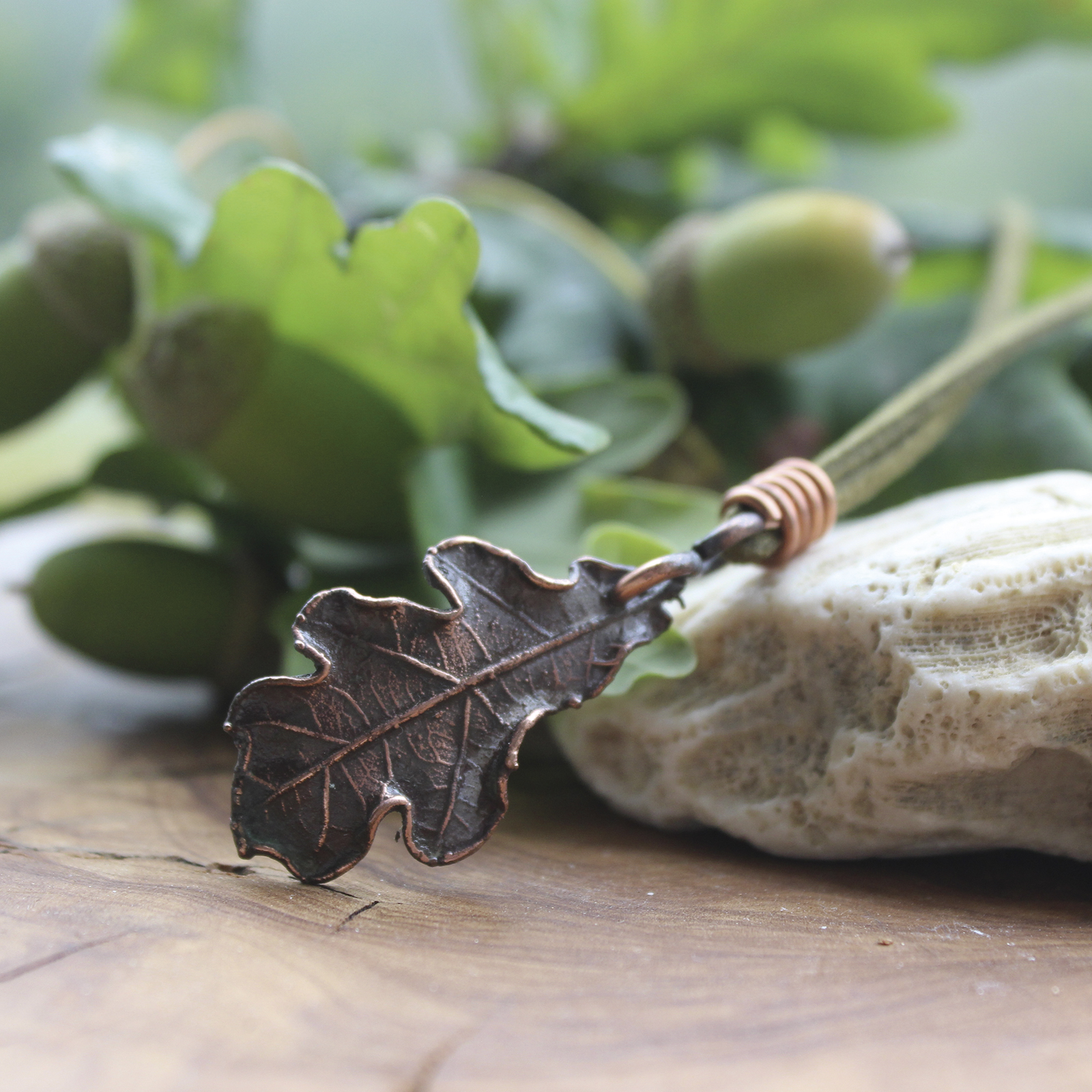 Colgante hoja de carballo en cobre Nº 1 hecho con electroforming, cordón de antelina verde – Malas Herbas Artesanía Galicia