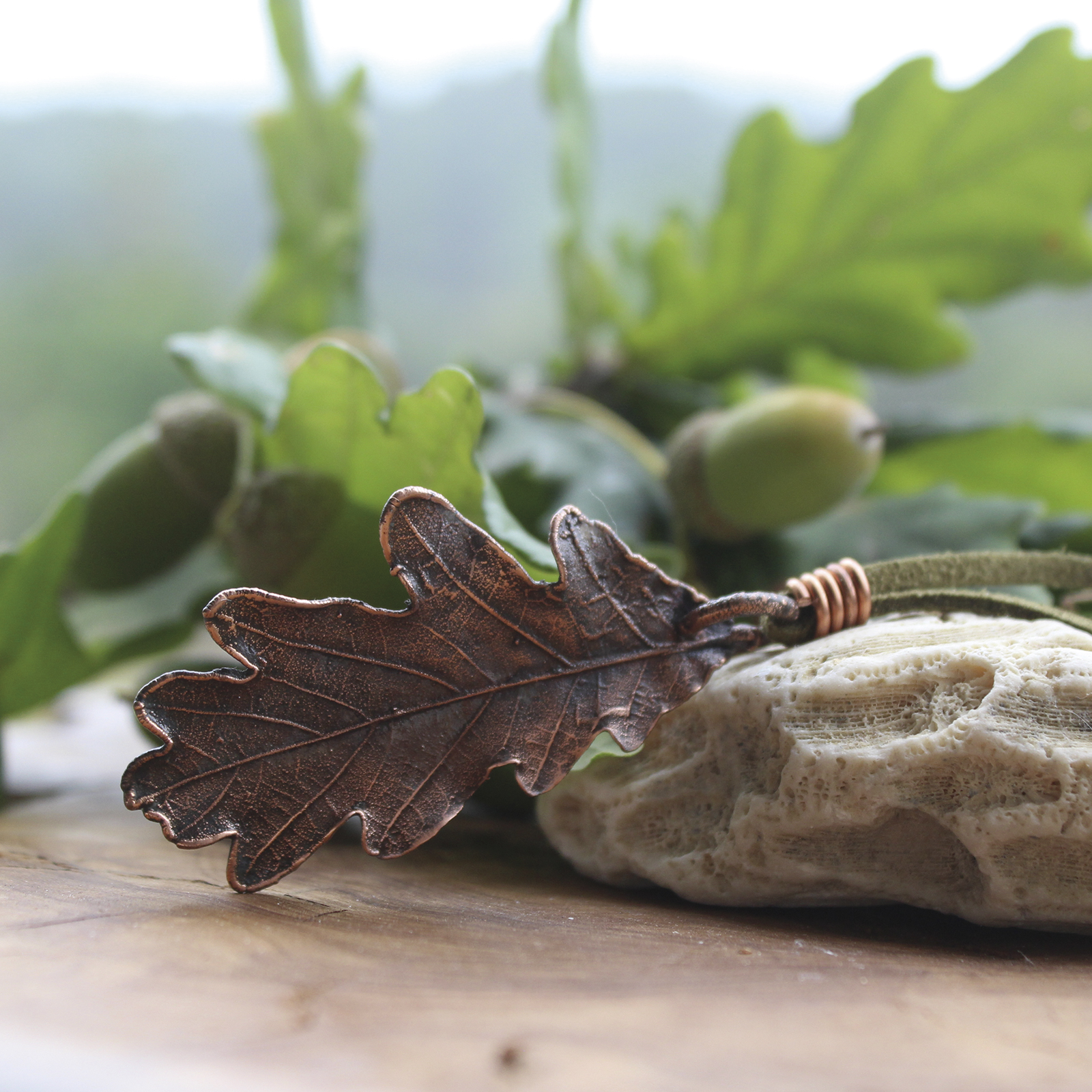 Colgante hoja de carballo en cobre Nº 2 hecho con electroforming, cordón de antelina verde – Malas Herbas Artesanía Galicia