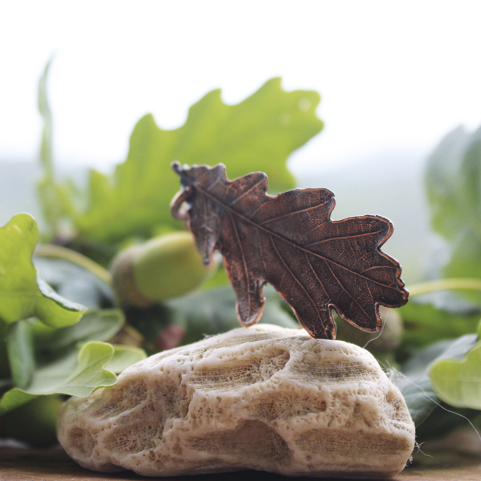 Colgante hoja de carballo en cobre Nº 2 hecho con electroforming, cordón de antelina verde – Malas Herbas Artesanía Galicia