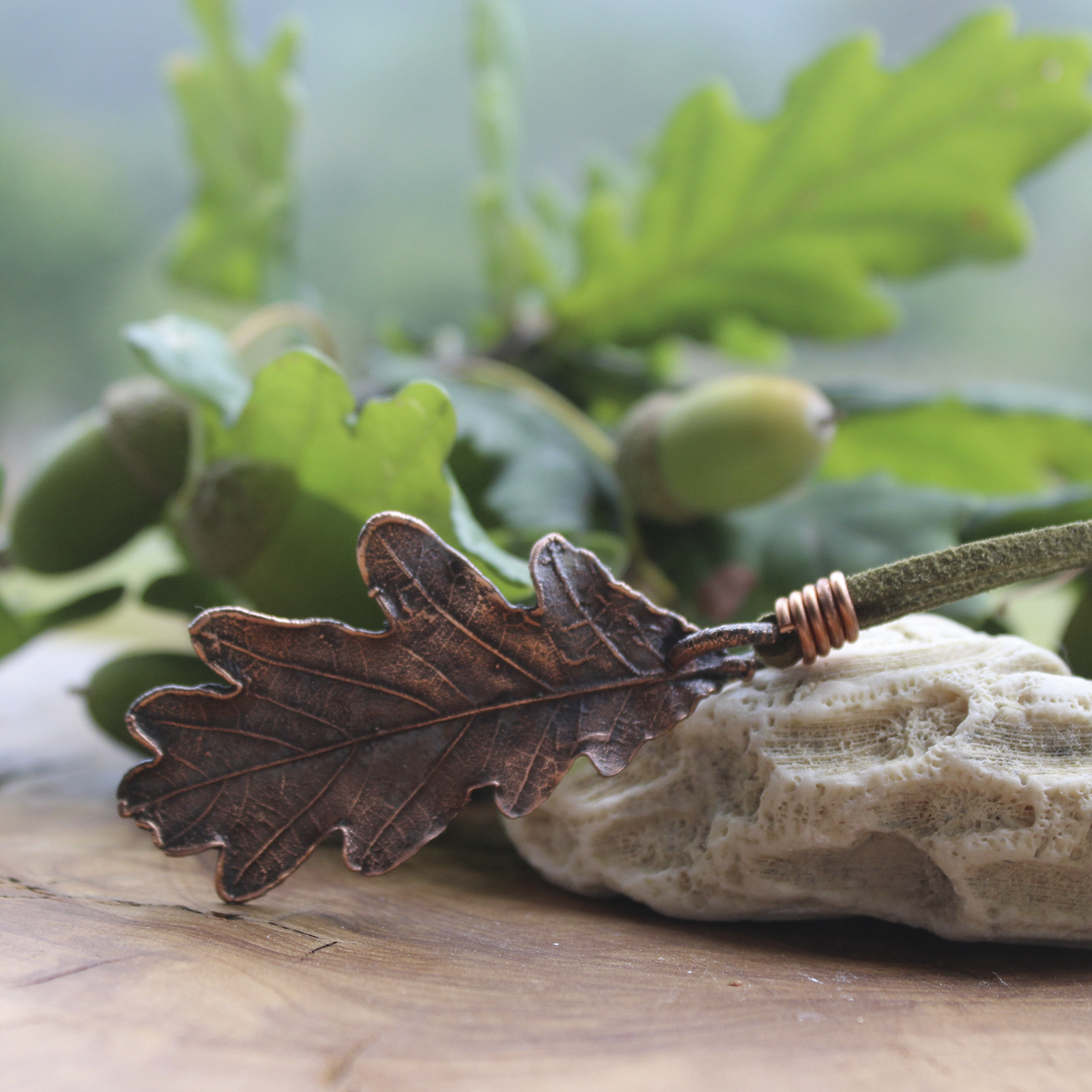 Colgante hoja de carballo en cobre Nº 2 hecho con electroforming, cordón de antelina verde – Malas Herbas Artesanía Galicia