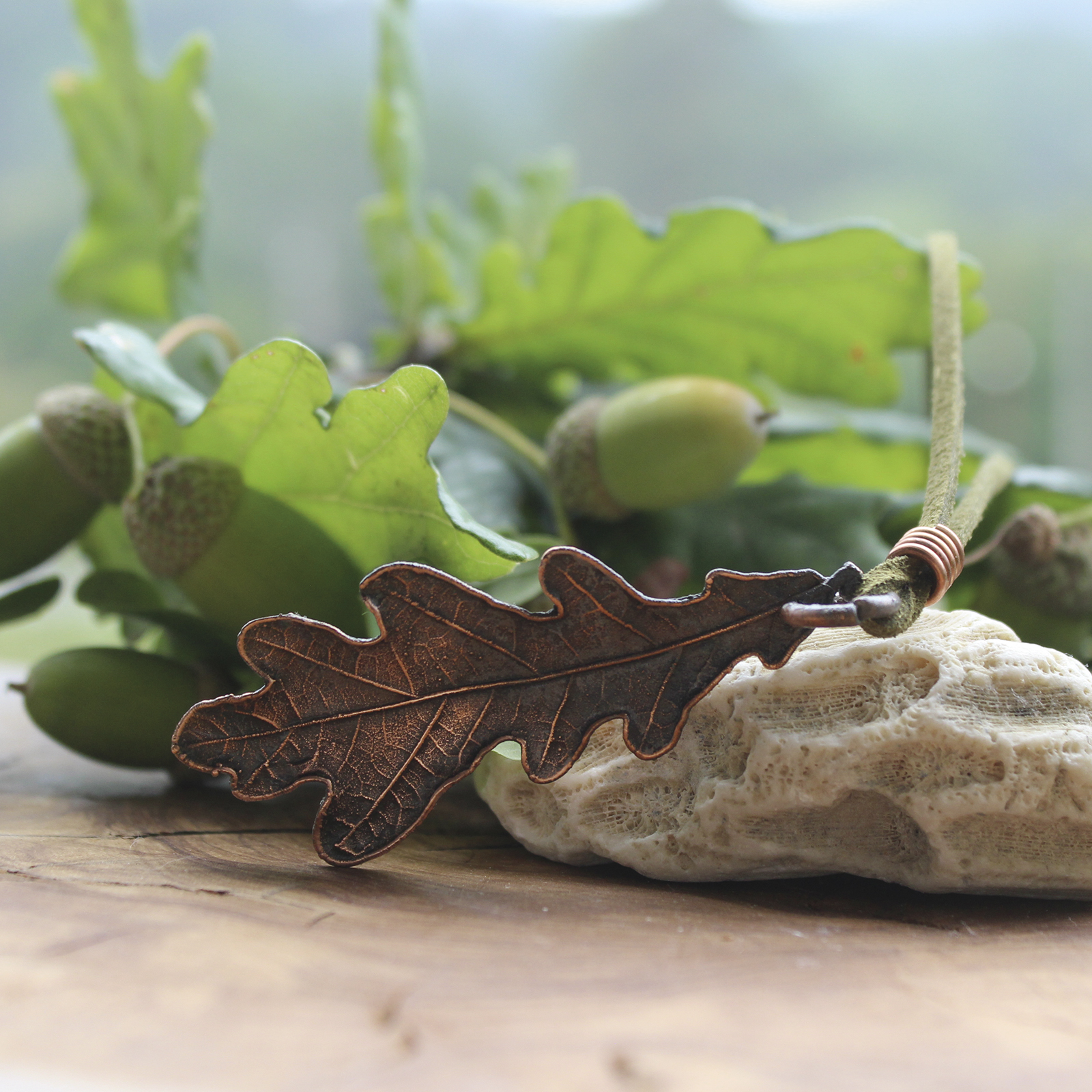 Colgante hoja de carballo en cobre Nº 3 hecho con electroforming, cordón de antelina verde – Malas Herbas Artesanía Galicia