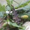 Colgante hoja de carballo en cobre Nº 3 hecho con electroforming, cordón de antelina verde – Malas Herbas Artesanía Galicia