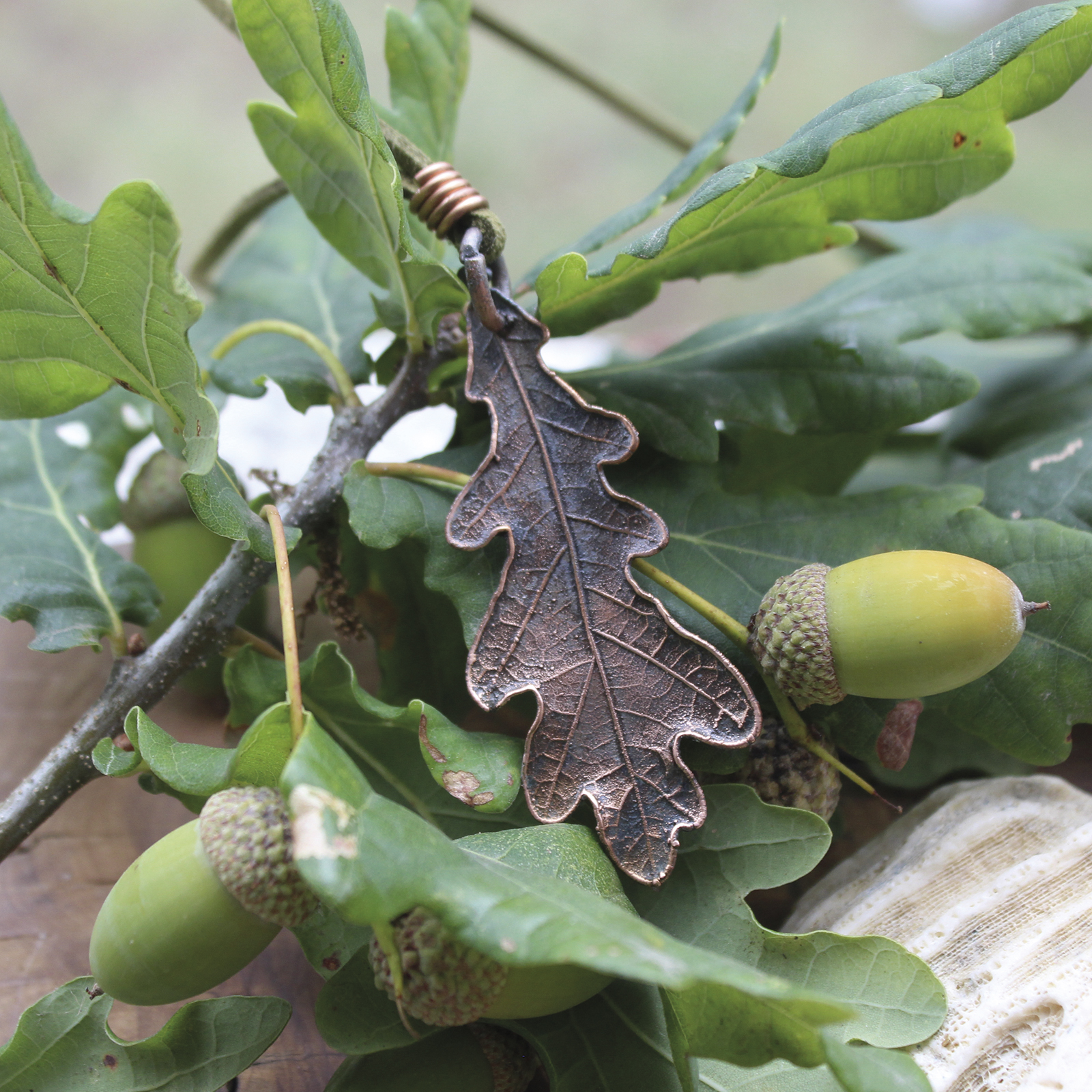 Colgante hoja de carballo en cobre Nº 3 hecho con electroforming, cordón de antelina verde – Malas Herbas Artesanía Galicia