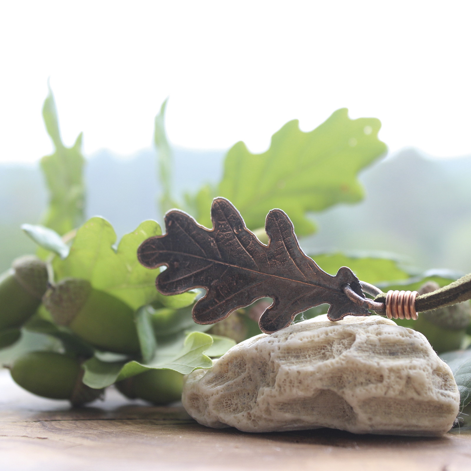 Colgante hoja de carballo en cobre Nº 4 hecho con electroforming, cordón de antelina verde – Malas Herbas Artesanía Galicia