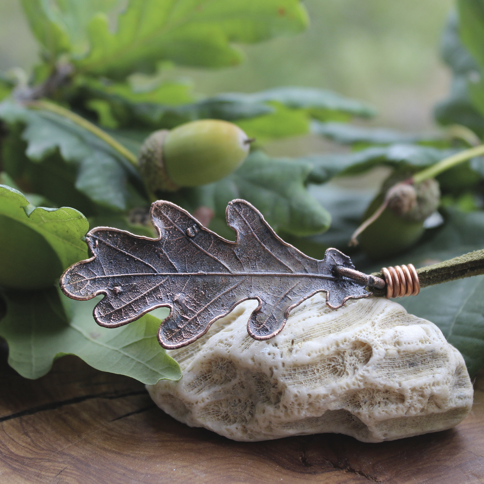 Colgante hoja de carballo en cobre Nº 4 hecho con electroforming, cordón de antelina verde – Malas Herbas Artesanía Galicia