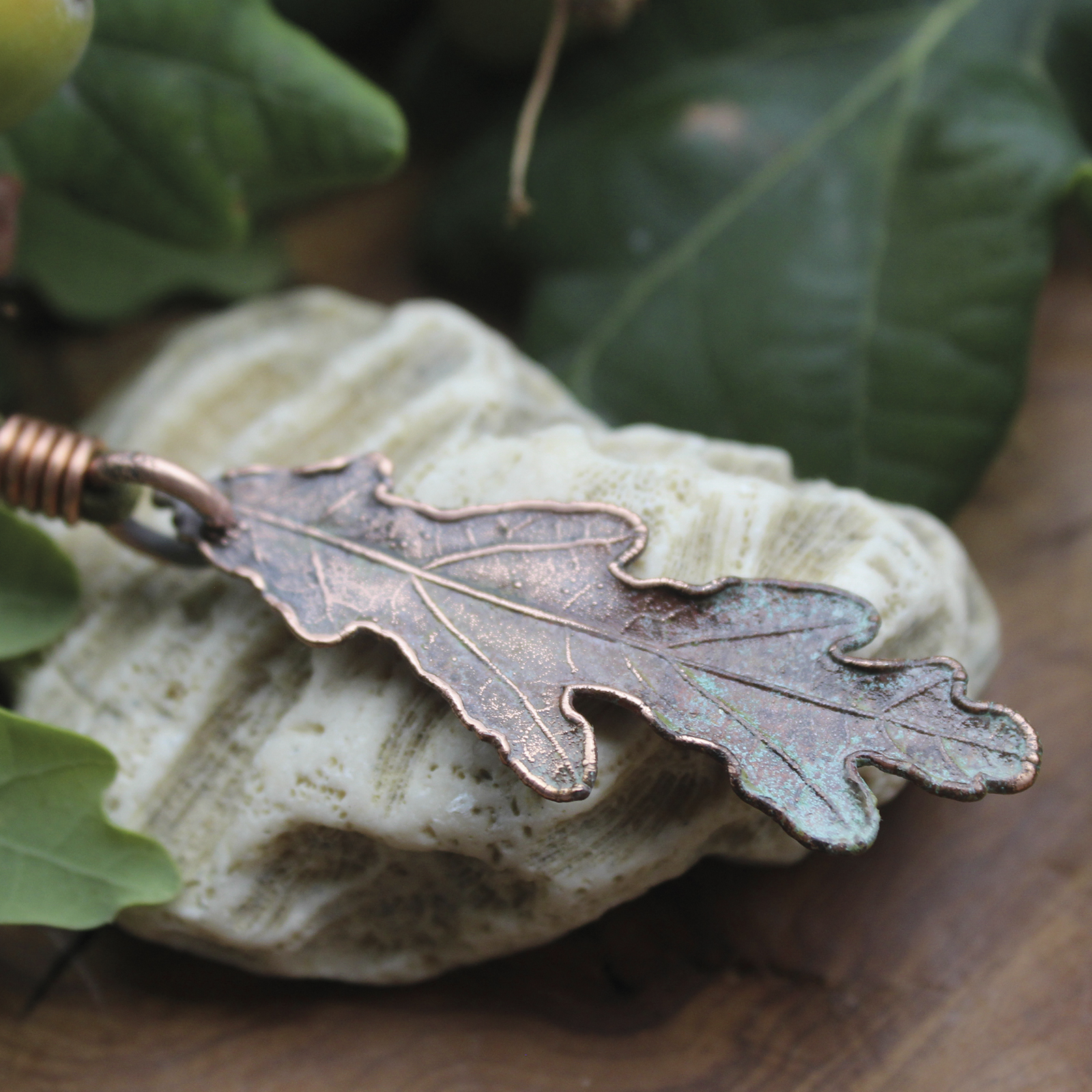 Colgante hoja de carballo en cobre Nº 5 hecho con electroforming, cordón de antelina verde – Malas Herbas Artesanía Galicia