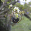 Pendientes de aro de acero dorado con hojitas de macramé en color negro, hechos a mano en Malas Herbas Artesanía, artesanos gallegos.