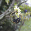 Pendientes de aro de acero dorado con hojitas de macramé en color negro, hechos a mano en Malas Herbas Artesanía, artesanos gallegos.