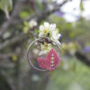 Pendientes de aro de acero plateado con hojitas de macramé en color rosa, hechos a mano en Malas Herbas Artesanía, artesanos gallegos.